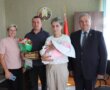 Семья Лабор получила «Бацькаву кашулю» для малышки Ульяны